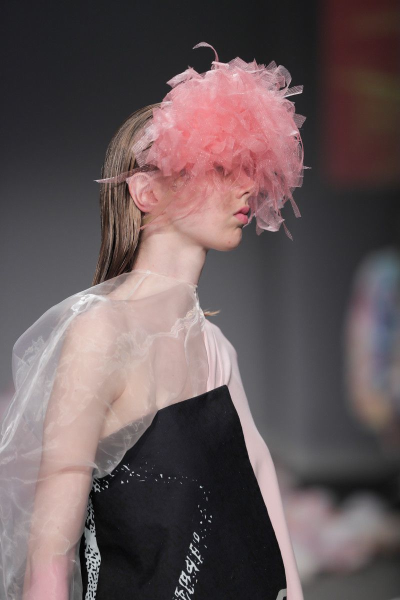 Ajbilou | Rosdorff showing at the Mercedes-Benz Amsterdam Fashion Week - pink headwear (detail)